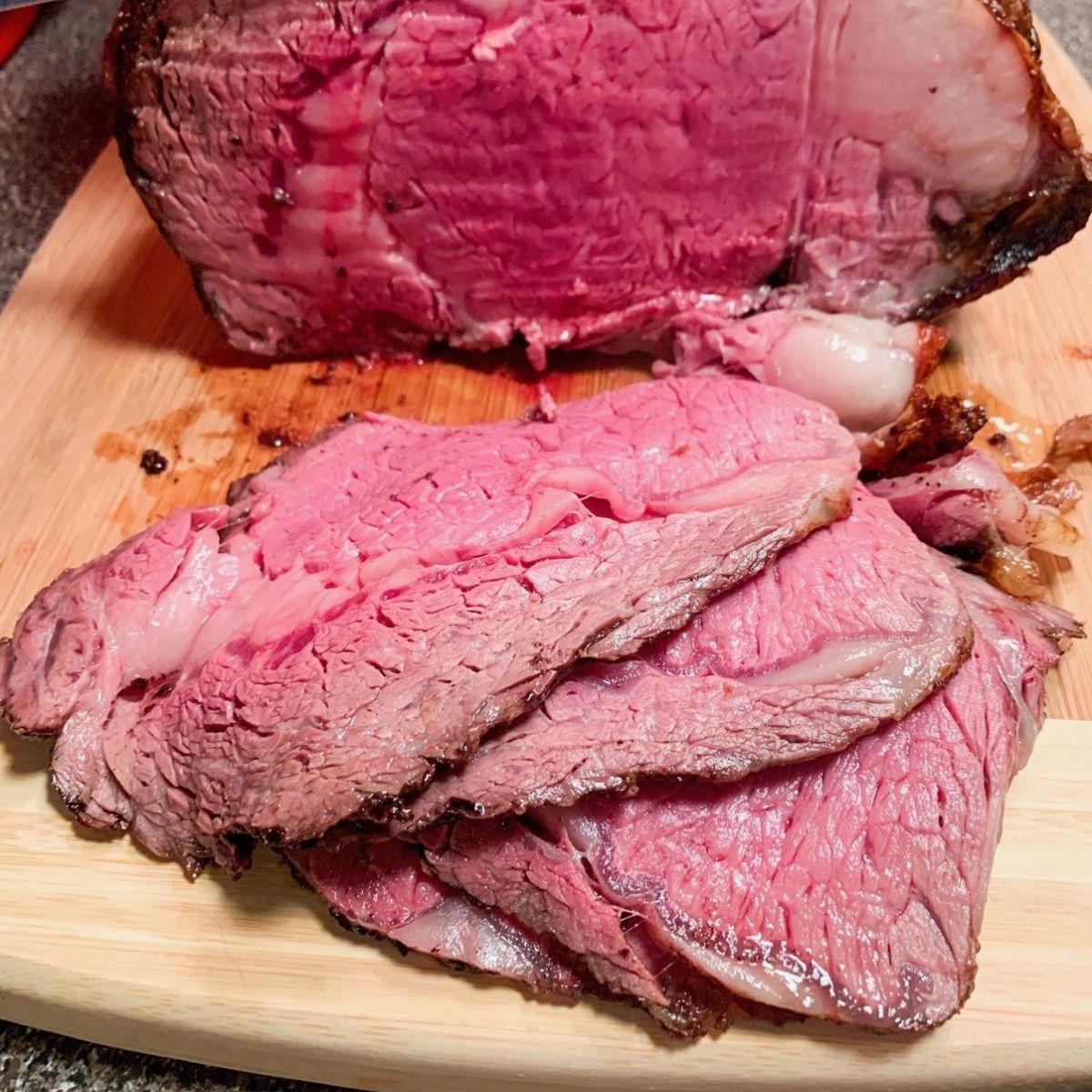 easy roast beef slices on cutting board